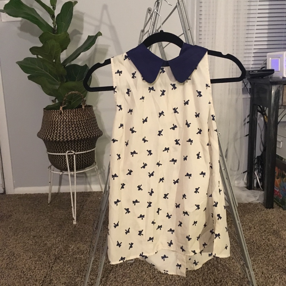 Sleeveless blouse with bow print